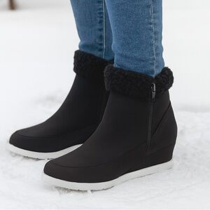 Brand new in box cute women’s size 9 medium Black Snow boots